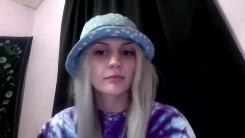 Snapshot of madelinevalentine chatting on 10/27/25, 05:22 madeline online show from 10/27/25, 05:22