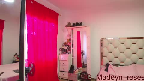 Snapshot of madeyn_roses chatting on 01/07/25, 08:10 madelyn roses online show from 01/07/25, 08:10