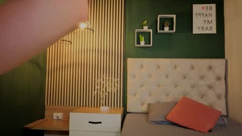 Snapshot of madison_little chatting on 09/14/25, 04:50 Melissa     700  1400 -5 online show from 09/14/25, 04:50