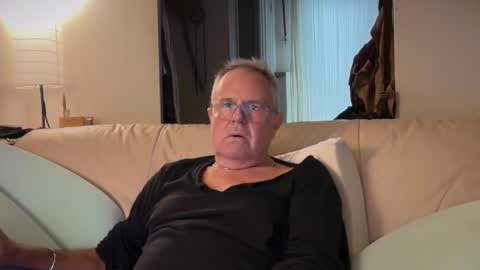 Snapshot of madmanacrossthewater chatting on 11/01/25, 10:01 madmanacrossthewater online show from 11/01/25, 10:01