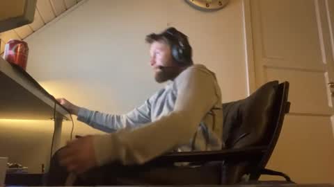 madsfb9 online show from 12/04/25, 08:39