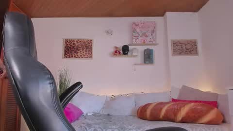 Maeve  schedule 11 am- 530 pm colombia time  online show from 02/10/26, 02:21