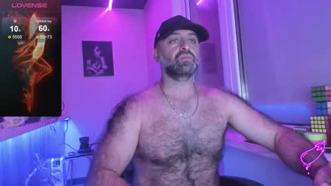 Snapshot of magabear chatting on 09/25/25, 09:18 Magabear online show from 09/25/25, 09:18