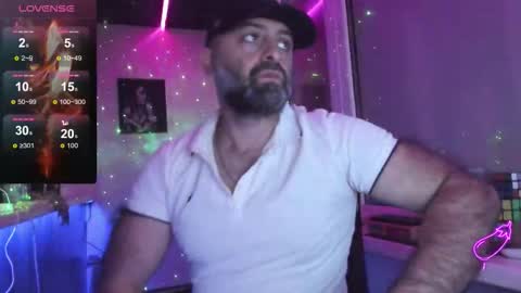 Snapshot of magabear chatting on 10/28/25, 09:35 Magabear online show from 10/28/25, 09:35