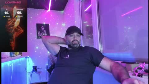 Snapshot of magabear chatting on 11/17/25, 08:25 Magabear online show from 11/17/25, 08:25