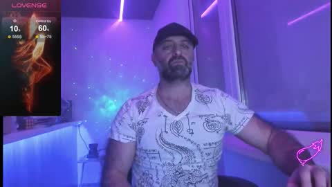 Snapshot of magabear chatting on 11/19/25, 09:15 Magabear online show from 11/19/25, 09:15