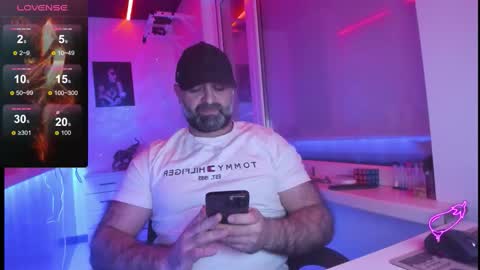 Snapshot of magabear chatting on 12/18/25, 04:35 Magabear online show from 12/18/25, 04:35