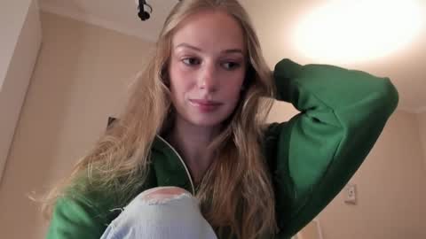 Snapshot of magic_couple13 chatting on 01/24/25, 01:14 Alice online show from 01/24/25, 01:14