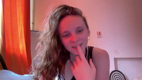 Mikky or Moon online show from 09/18/25, 09:11