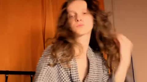 Mikky or Moon online show from 04/26/26, 09:34