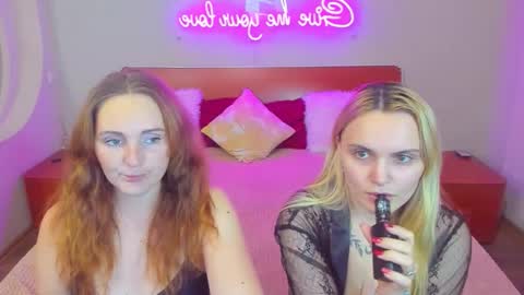 Lili and Bella online show from 12/05/25, 06:26