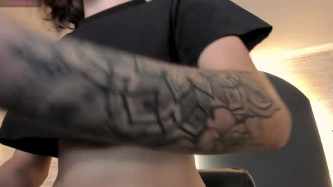  Maia  online show from 12/17/25, 05:52