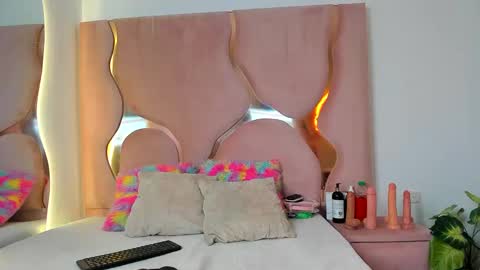 Snapshot of maiteht chatting on 03/10/25, 01:32 maite online show from 03/10/25, 01:32