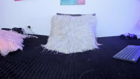 mai  online show from 10/17/25, 07:16