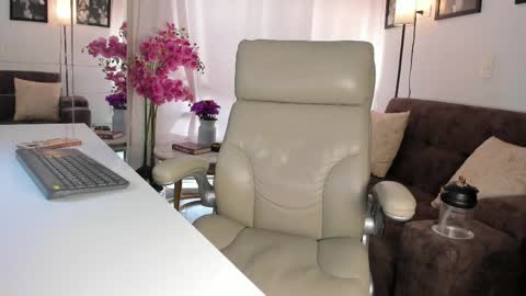 Snapshot of malena99_ chatting on 05/16/26, 08:18 malena99_ online show from 05/16/26, 08:18