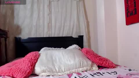 Snapshot of malory_golosa chatting on 12/17/25, 04:18 Malory online show from 12/17/25, 04:18