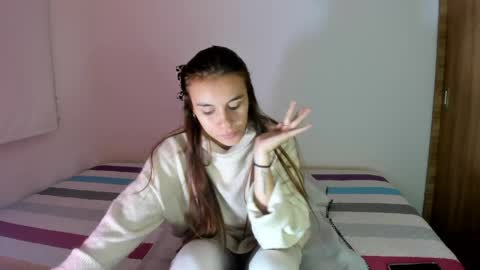 instagram  nueela   online show from 04/05/26, 11:57