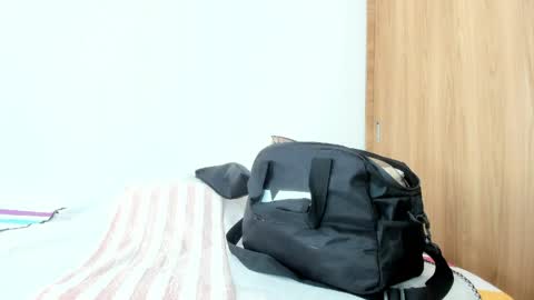 instagram  nueela   online show from 04/11/26, 07:18