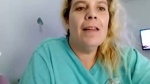 Snapshot of mandilube39 chatting on 01/06/25, 04:04 mindy22 online show from 01/06/25, 04:04