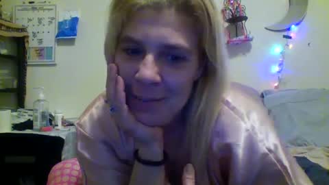 Snapshot of mandilube39 chatting on 02/02/25, 02:06 mindy22 online show from 02/02/25, 02:06