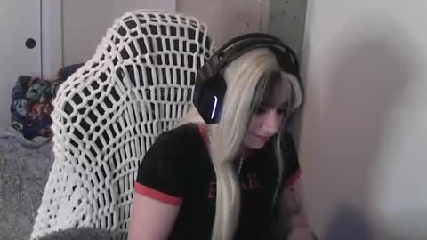 manicpixieslutt online show from 11/23/25, 12:43