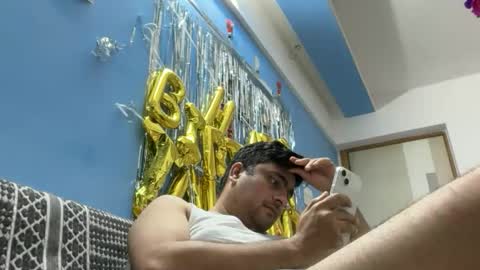 Snapshot of manu2704 chatting on 10/30/25, 04:41 sexy boy online show from 10/30/25, 04:41