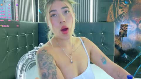 Snapshot of manuelaveelez chatting on 10/02/25, 06:37 Manuela online show from 10/02/25, 06:37