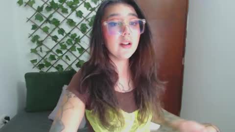 Snapshot of marce_bunny chatting on 09/15/25, 12:32 Marcela  online show from 09/15/25, 12:32