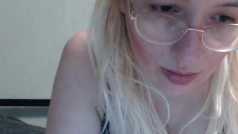 Snapshot of margo_shine chatting on 12/17/25, 03:07 margo_shine online show from 12/17/25, 03:07