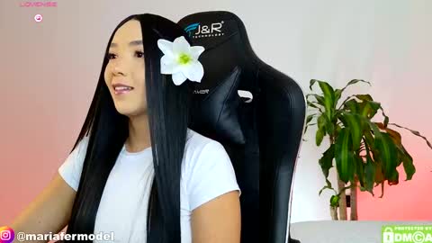 Snapshot of mariafer05 chatting on 11/23/25, 03:23 Maria Fer online show from 11/23/25, 03:23