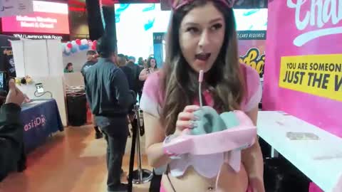 Snapshot of mariahpinkkitty chatting on 01/18/25, 11:00 Pinkkitty online show from 01/18/25, 11:00