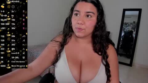 Snapshot of mariamcastillo chatting on 02/11/25, 05:26   Mariam Castiblanco online show from 02/11/25, 05:26