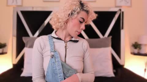 Snapshot of marian_pinzon chatting on 09/17/25, 02:35 Marian online show from 09/17/25, 02:35