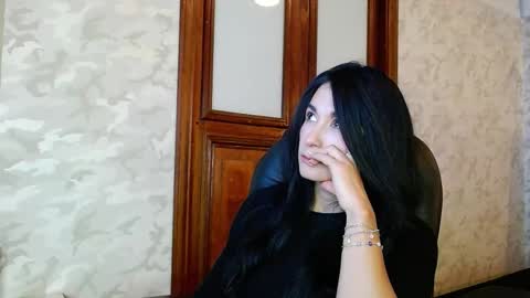 Mariana online show from 12/02/25, 01:05