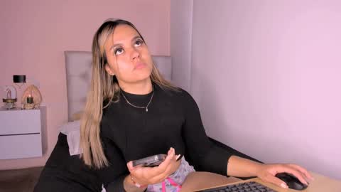 Mariana Roe online show from 12/25/24, 01:41