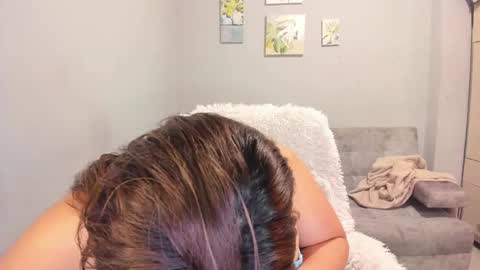 Snapshot of mariana_owen chatting on 09/23/25, 10:35    online show from 09/23/25, 10:35