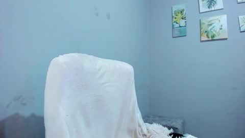 Snapshot of mariana_owen chatting on 10/12/25, 08:35    online show from 10/12/25, 08:35