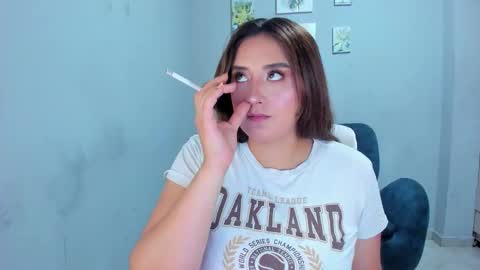 Snapshot of mariana_owen chatting on 10/18/25, 10:43    online show from 10/18/25, 10:43