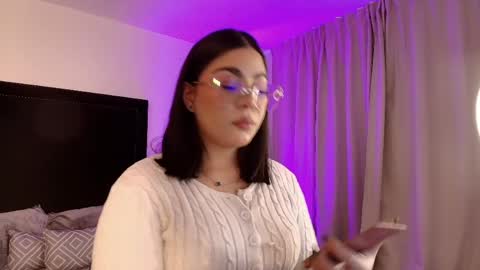 Snapshot of mariana_owen chatting on 05/19/26, 12:00 online show from 05/19/26, 12:00