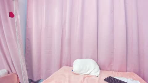 Snapshot of marianrosse chatting on 06/27/26, 12:10 marianrosse online show from 06/27/26, 12:10