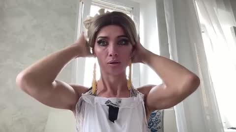 Snapshot of maridekoks chatting on 10/15/25, 09:53 Mari online show from 10/15/25, 09:53