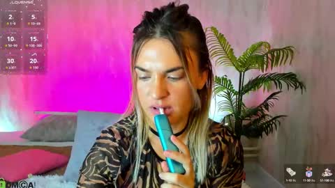 Snapshot of mariel_lie chatting on 10/14/25, 01:06 Mariel online show from 10/14/25, 01:06