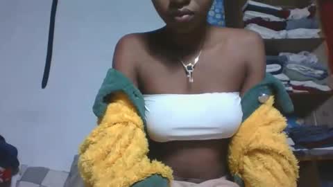Snapshot of marinagold69 chatting on 05/16/26, 01:02 marinagold69 online show from 05/16/26, 01:02