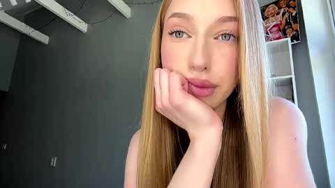 Amelia online show from 06/04/26, 12:44