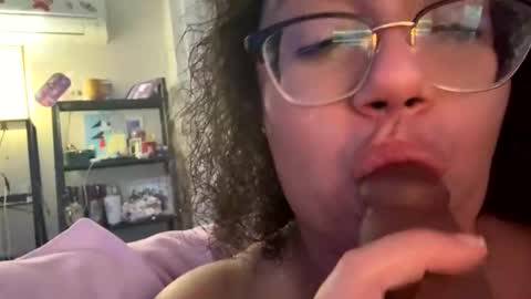 Snapshot of mariposa990 chatting on 05/15/26, 03:13 mariposa990 online show from 05/15/26, 03:13