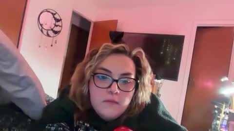 maroon_moon online show from 11/23/25, 12:10