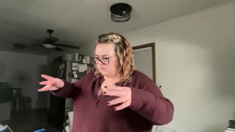 maroon_moon online show from 12/01/25, 11:32