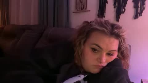 maroon_moon online show from 12/14/25, 02:17