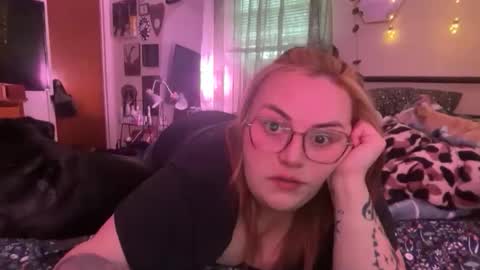 maroon_moon online show from 04/22/26, 10:44