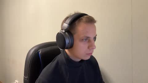 Snapshot of maroooa chatting on 12/17/25, 08:04 Marko online show from 12/17/25, 08:04